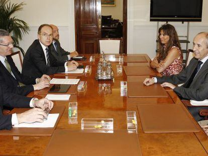 Encuentro entre delegaciones del Ministerio de Justicia, a la izquierda, y del Gobierno vasco.