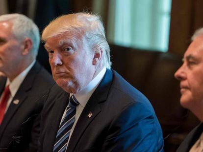 Trump, entre el vicepresidente Mike Pence y el secretario de Estado, Rex Tillerson.