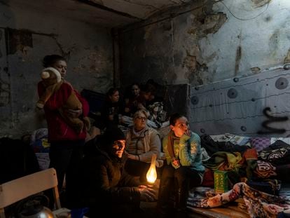 Janna Goma (derecha), con su familia en un refugio antiaéreo en Mariupol, el 6 de marzo de 2022.