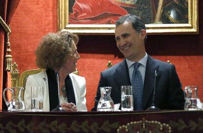Felipe VI y la directora de la Real Academia de la Historia, Carmen Iglesias, durante un acto en junio de 2016.