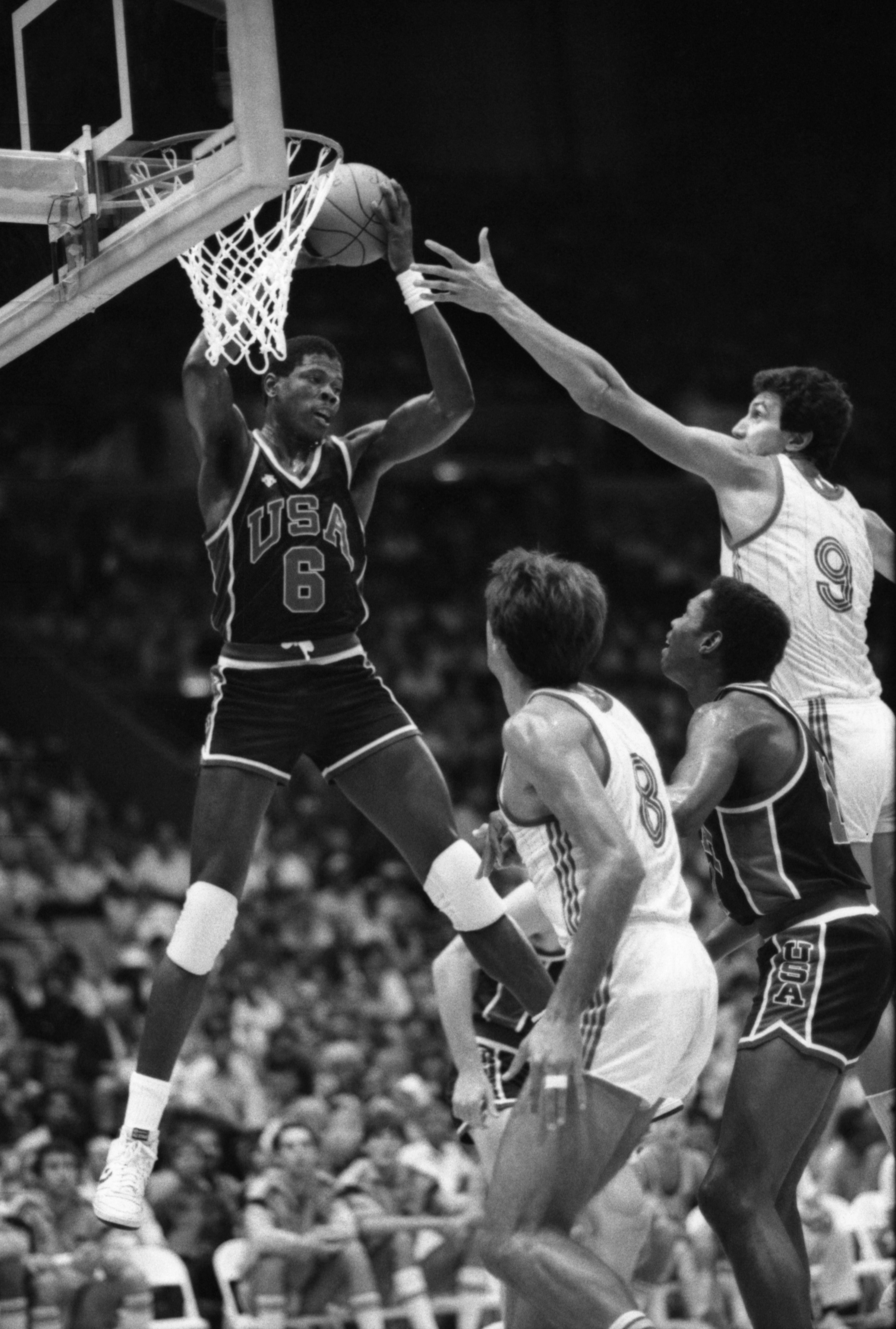 Fernando Romay disputa un rebote ante el estadounidense Patrick Ewing en la final de los Juegos Olímpicos de Los Ángeles 1984.