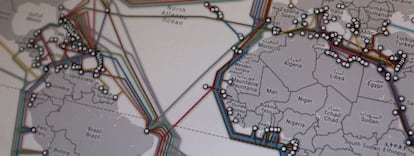 Mapa de cables submarinos entre continentes.