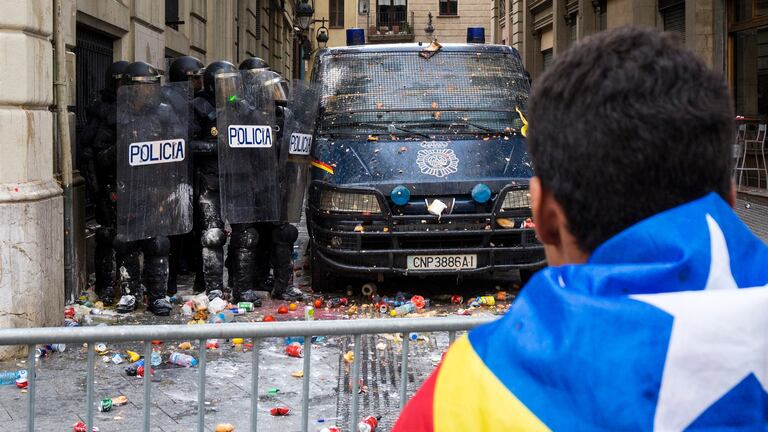La policía se protege del lanzamiento de objetos en una protesta por la sentencia del 'procés' en 2019.