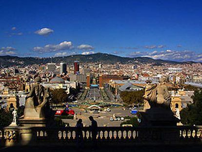 Barcelona, con la plaza de Espanya en primer plano, y al fondo, Montjuïc.