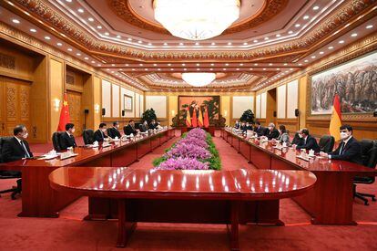 El presidente del Gobierno, Pedro Sánchez (cuarto por la derecha) y el presidente chino, Xi Jinping (quinto por la izquierda) durante su encuentro de este viernes en el Gran Palacio del Pueblo de Pekín.