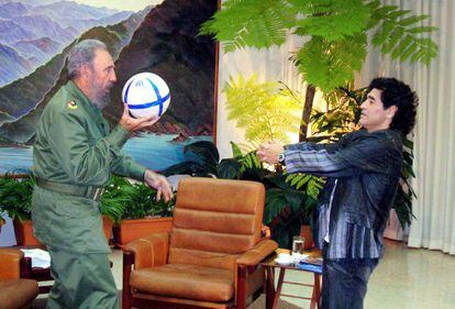 Fidel Castro y Diego Armando Maradona juegan con un balón en La Habana, en octubre de 2005.