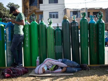 La gente espera por horas para llenar sus tanques de oxígeno.