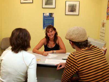 La psicóloga Fuensanta Pastor, en un centro de planificación familiar de Madrid, con dos jóvenes.