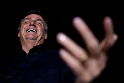 El presidente brasileño, Jair Bolsonaro, ríe durante una conferencia de prensa que ofreció luego de conocer los resultados electorales de primera vuelta, el domingo por la noche, en Brasilia.