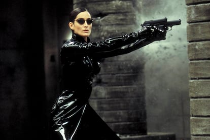 Carrie-Anne Moss – Será uno de los grandes eventos cinematográficos del próximo año. La enigmática hacker Trinity, acompañada por supuesto de Neo (Keanu Reeves), volverán a la gran pantalla en la esperadísima Matrix 4. Para Moss, que desde entonces se ha negado a interpretar otros papeles de acción para no “engañar” a Trinity, volverá a tener que desprenderse de las gafas de sol si quiere pasar desapercibida por la calle ante los fans. Un modelo icónico lucido por su personaje que volvió a ponerse de moda hace un par de años.