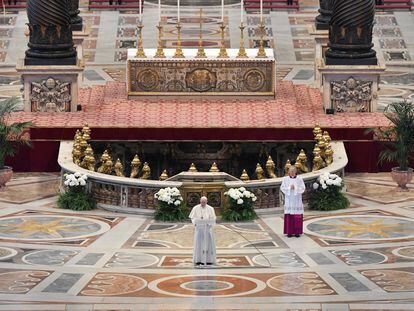 El papa Francisco celebra la misa este domingo en la basílica de San Pedro, vacía a causa del confinamiento por la pandemia de Covid-19.