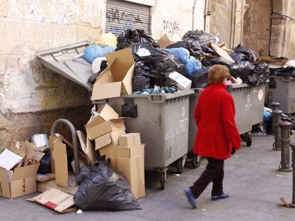 Contenedores de basura en una calle de Alicante (foto de archivo).