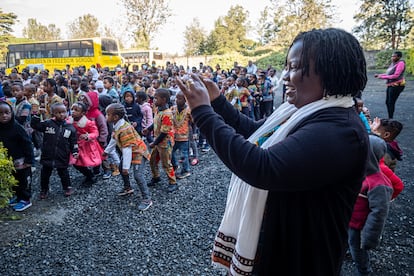 Utheri Kanayo, cofundadora y directora de la escuela primaria Niños en Libertad, con sus alumnos, en Etiopía.