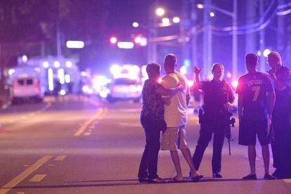 Agents de la Policia d'Orlando parlen amb els familiars s l'exterior de Pulse.