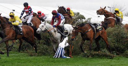 El caballo Teaforthree montado por Nick Scholfield se cayó durante la carrera Grand National de caballos en el hipódromo de Aintree en Liverpool, noroeste de Inglaterra.