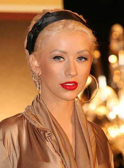La cantante estadounidense Christina Aguilera ha desvelado una de las claves para que su matrimonio con Jordan Bratman funcione, que no es otra que pasar los domingos desnudos. La cantante ha asegurado que desde su primer aniversario de boda, en noviembre, celebran "lo que llamamos los domingos desnudos". "Hacemos todo desnudos, hasta cocinamos desnudos", ha explicado, añadiendo que es necesario mantener el matrimonio "avivado permanentemente".
