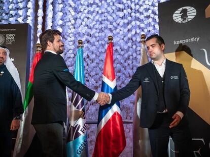 Carlsen y Niepómniachi se saludan durante la ceremonia de inauguración, este miércoles.