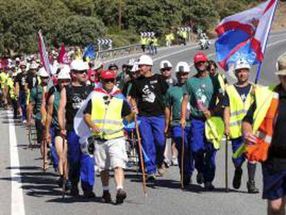 Los mineros que forman parte de la marcha negra a su llegada a la localidad segoviana de Villacastín, al concluir la demicoquinta etapa en su viaje hacia Madrid.