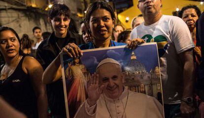 Los cat&oacute;licos se manifiestan en R&iacute;o de Janeiro portando el rostro del Papa Francisco.
 