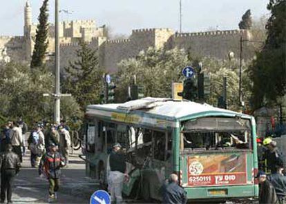 La policía israelí examina el lugar donde explotó el autobús.