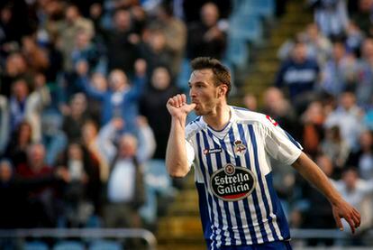 Xisco, centrocampista del Deportivo, celebra el segundo gol del conjunto gallego.