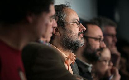 Antonio Ba&ntilde;os, junto a otros diputados de la CUP. 