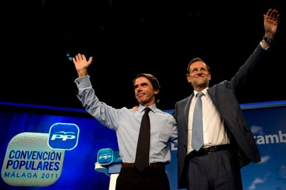 Mariano Rajoy y José María Aznar en la Convención Nacional del PP en octubre de 2011.