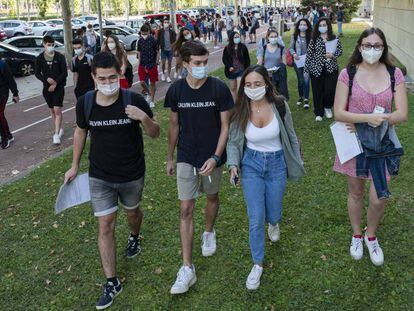 Estudiants a punt d'entrar a la Selectivitat a Lleida, el 7 de juliol.