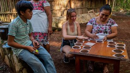 Una turista francesa aprende a elaborar chocolate de la mano de una familia indígena, en Xocén, en el Estado de Yucatán.