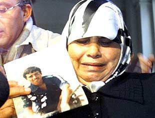 Una mujer palestina muestra en Bruselas la foto de un familiar que murió en la matanza de Sabra y Chatila.