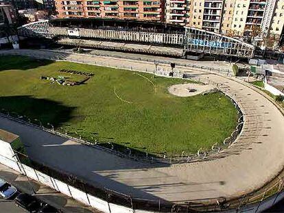 La pista del canódromo Meridiana, rodeada de pisos del barrio del Congrés.