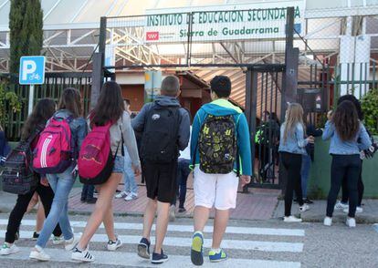 Alumnos a la entrada del Instituto de Educaci&oacute;n Secundaria Sierra de Guadarrama, en Soto del Real (Madrid). 