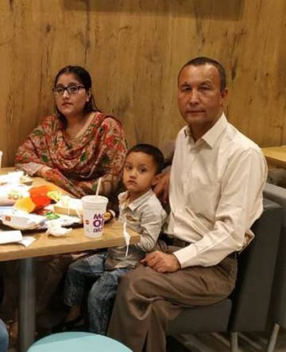 Ablikim Yusuf posa junto a su familia, en una foto sin datar en Islamabad.