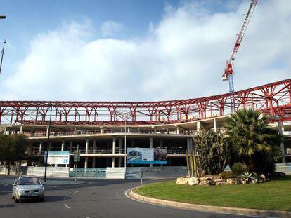 El centro de negocios y ocio de Reus con  las obras paralizadas. 