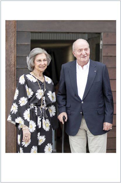 Por segundo año consecutivo, don Juan Carlos y doña Sofía han recurrido a una foto de los dos juntos, dejando a un lado las imágenes de escenas navideñas que usaron antiguamente. Los Reyes eméritos han optado por una imagen captada este verano en Sanxenxo (Pontevedra), que evidencia que sus relaciones se han normalizado en los últimos meses.