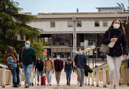Estudiants al campus de la UAB.