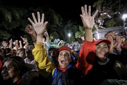 Chavistas participan en una celebración, en la plaza Bolívar de Caracas (Venezuela), al culminar jornada de votación.