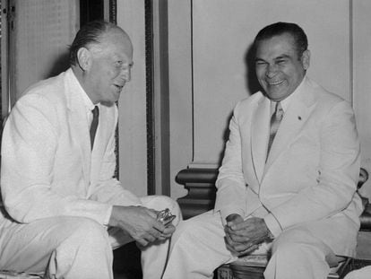 Fulgencio Batista recibe al embajador Earl E. T. Smith, tras presentar sus credenciales, en 1957.