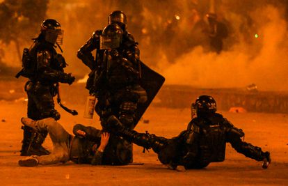 Policías antidisturbios detienen a un manifestante durante una protesta en Bogotá en junio de 2021. 