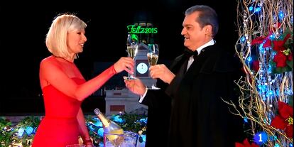 Anne Igartiburu y Ramón García brindando por el nuevo año 2015 en las campanadas de RTVE.