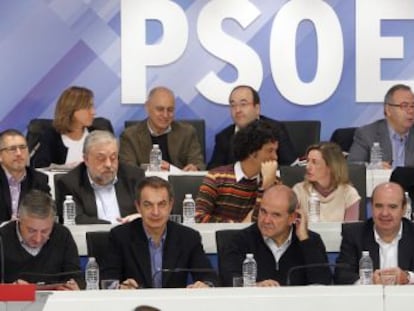 El comité federal del PSOE, reunido el sábado en Madrid. En el centro, José Luis Rodríguez Zapatero. Al fondo, a la izquierda, Alfredo Pérez Rubalcaba y Carme Chacón.