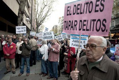 Manifestantes en apoyo al juez Baltasar Garzón, ayer ante la Audiencia Nacional.