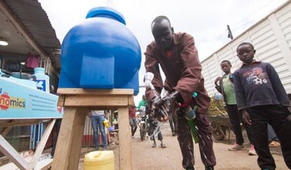 Un hombre se lava las manos en un aseo portátil en el suburbio de Kibera, en Nairobi, el 20 de marzo de 2020.