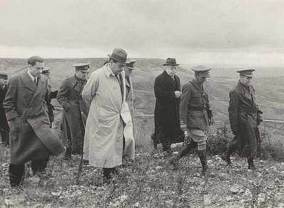 El presidente de la República, Manuel Azaña (al fondo, con abrigo negro); Juan Negrín, jefe del Gobierno (con gabardina blanca), y los generales Rojo y Miaja (detrás y al lado de Negrín), en 1937.