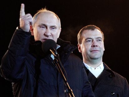 Vladimir Putin habla tras conocerse el resultado, junto a Dmitry Medvedev.