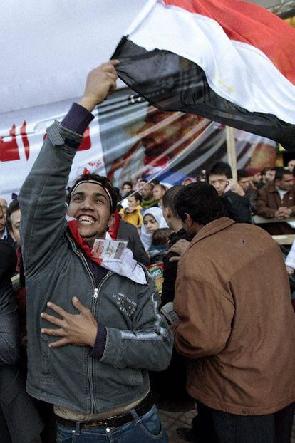 Un jóven manifestante ondea emocionado la bandera de Egipto.