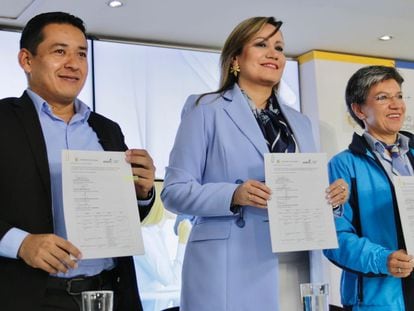 Arturo Luna, ministro de Ciencia, Tecnología e Innovación; Carolina Corcho, ministra de Salud y Claudia López, alcaldesa de Bogotá, durante la firma del memorando de entendimiento para la producción de vacunas en Colombia, en Bogotá, el 10 de abril de 2023.