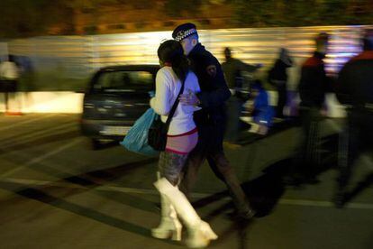 Redada de la guardia urbana de Barcelona contra la prostitución en el distrito de Les Corts el pasado mes de diciembre.
