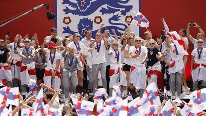 La selección inglesa festeja junto a los aficionados la consecución de la Eurocopa femenina.