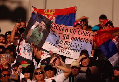 Seguidores serbios animan a Djokovic.